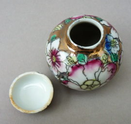 Chinees porseleinen miniatuur gemberpotje met millefleurs decoratie