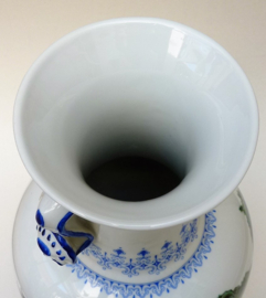 Chinese Mid Century porseleinen vaas met landschap en kalligrafie