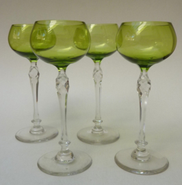 Art Nouveau rijnwijn glazen met groene kelk en geslepen been