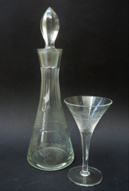 Geslepen en gegraveerde kristallen likeur karaf met glazen rond 1900