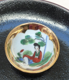 Chinees schaaltje voor gember of saus Dame in tuin