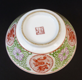 Mid Century Chinese porseleinen kom met draken en lotusbloemen