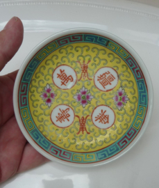 Chinees geel Wan Shou Wu Jiang porseleinen schoteltje 1950