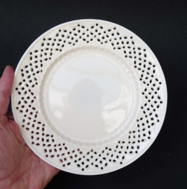 Ann Nichols Stoke on Trent creamware broodbordje side plate