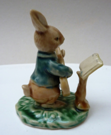 Porseleinen Peter Rabbit figuurtje met gitaar