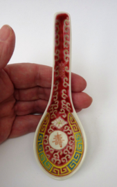 Wan Shou Wu Jiang pink porcelain spoon