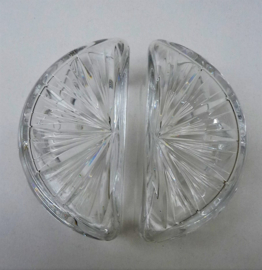 Kristallen confiture condiment potten op verzilverd bord