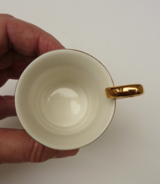 A pair of footed porcelain cabinet cups