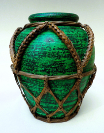 Groene Studio Pottery vaas in rotan frame