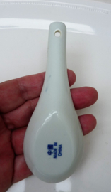Chinese blauw wit porseleinen lepel met pagode