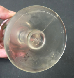 Persglazen wijnglas met emaille beschildering 19e eeuw