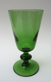 Groen mondgeblazen wijnglas met knoop