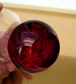 Cocktail likeur glazen op gekleurde bubbel glas bolvoet