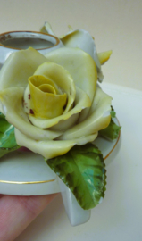 Herend porseleinen kandelaar met pastelgele rozen