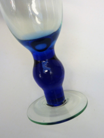Landelijk wijnglas op blauwe voet