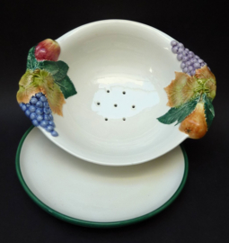 Italiaanse faience fruittest met onderbord