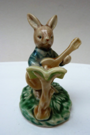 Porseleinen Peter Rabbit figuurtje met gitaar