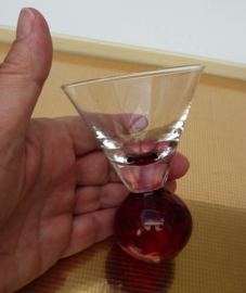 Cocktail likeur glazen op gekleurde bubbel glas bolvoet