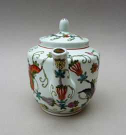 Chinese witte porseleinen theepot met vlinders en bloemen 1980