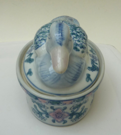 Chinees porseleinen Eend terrine met groen blauw roze decor