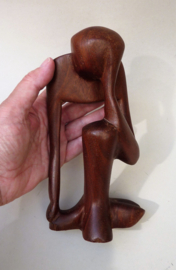 Gestileerde houten sculptuur De Denker