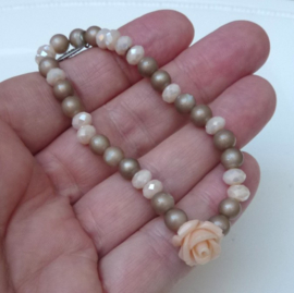 Biba armband taupe en roze facetkralen kunstparels en roosje