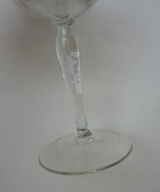 Wine glasses with flower garlands engraving