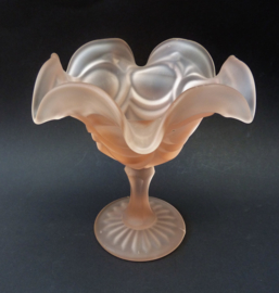 Roze frosted depression glass dessert coupe op voet