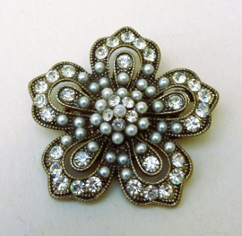 Goudkleurige bloem broche met strass en faux parels