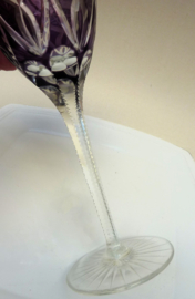 Antiek kristallen cut to clear geslepen wijnglas magenta