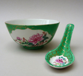 Chinese 1950 groene porseleinen kom en lepel met bloesem en kalligrafie
