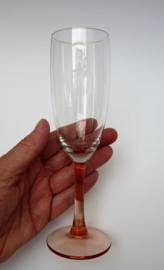 Luminarc France Perle Rose prosecco glas op lichtroze voet