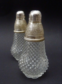 Vintage hobnail persglazen strooibussen met verzilverd montuur