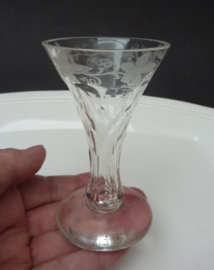 Facetgeslepen toost glas met holle steel en wijnrank gravure 18e eeuw