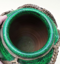 Groene Studio Pottery vaas in rotan frame