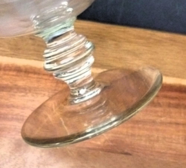 Vintage gegraveerde glazen karaf op voet