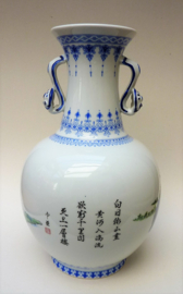Chinese Mid Century porseleinen vaas met landschap en kalligrafie