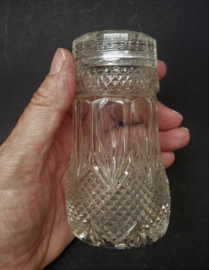 Crystal shaker with diamond and fan pattern