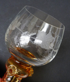 Kristallen roemer wijnglas amberkleurige trompetvoet braamnoppen