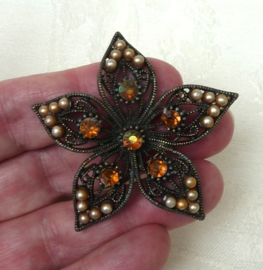 Filigrain Bloem broche met strass en faux pareltjes