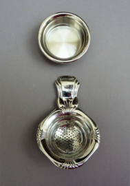 Tea strainer with drip tray in classic model