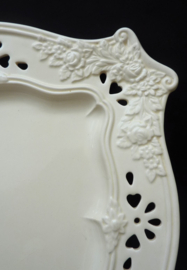 Vierkante Portugese faience schaal met opengewerkte rand