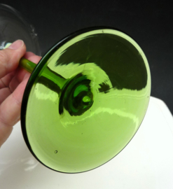 Jugendstil geslepen kristallen champagne glazen op groene voet