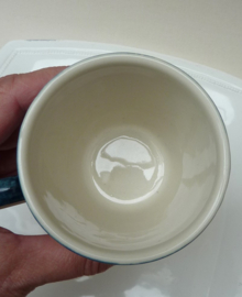 Vics hand painted creamware mok Appels