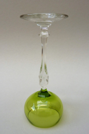 Art Nouveau rijnwijn glazen met groene kelk en geslepen been