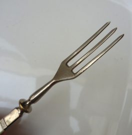 Hotelzilveren koudvlees vorkje met parelmoer ingelegde steel
