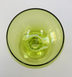 Art Nouveau rijnwijn glazen met groene kelk en geslepen been