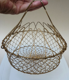 Porcelaine de Paris saladeborden in metalen draadmand