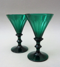 Een paar 19e eeuwse groene paraplu glazen dubbele knoop