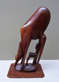 Mid Century houten beeld antilope met jong
